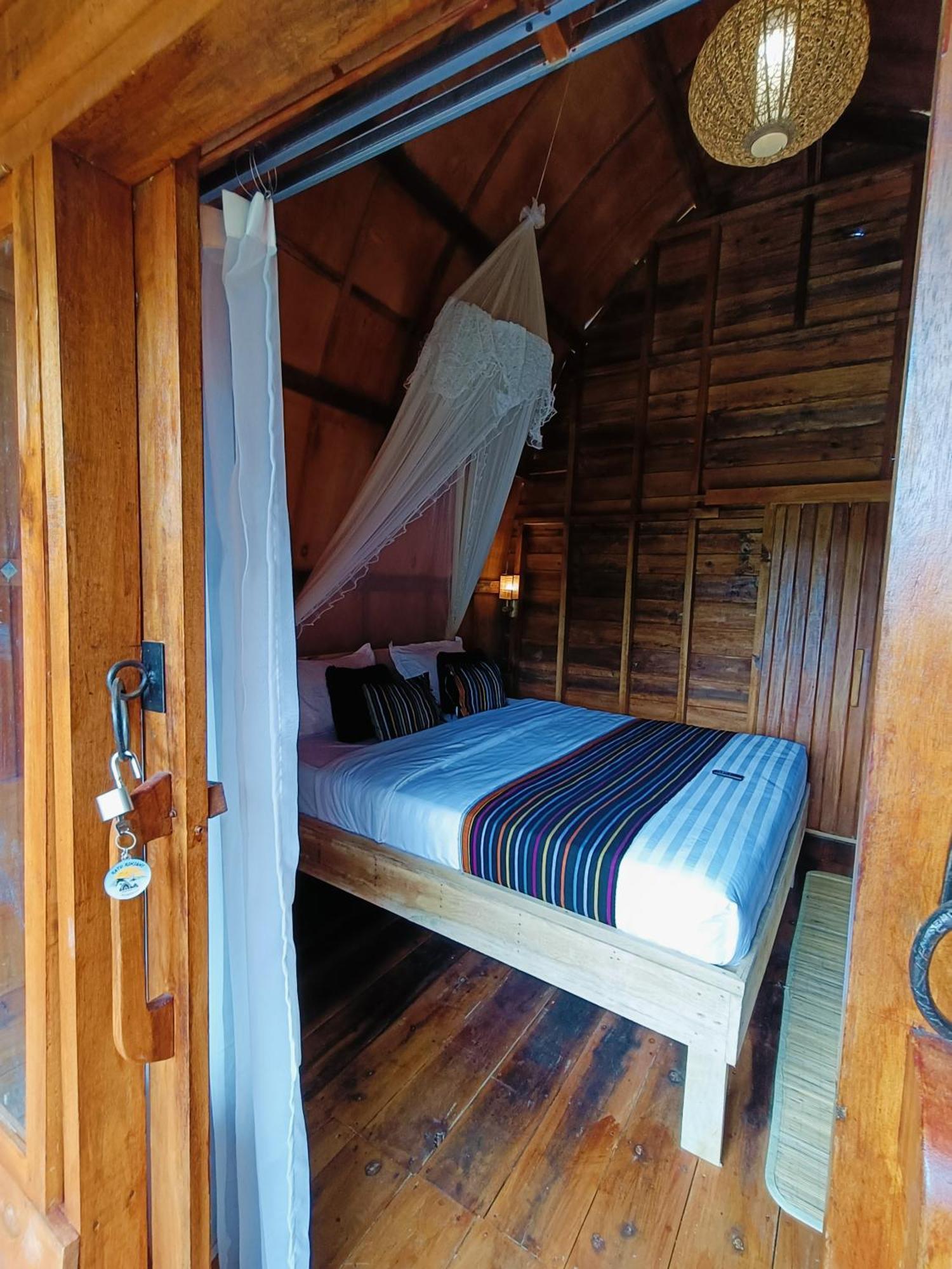 Raturinjani Homestay Selong Exterior photo