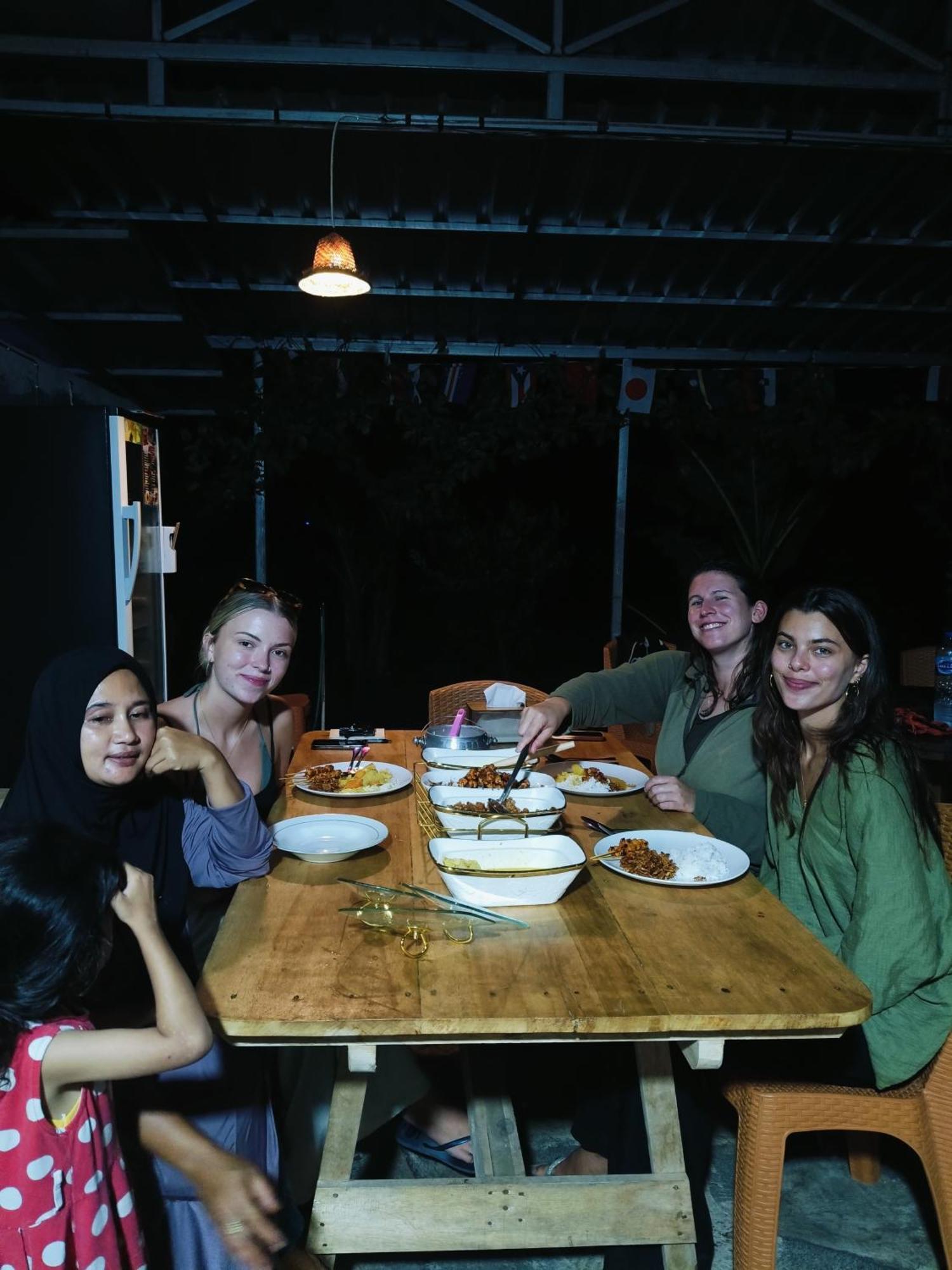 Raturinjani Homestay Selong Exterior photo